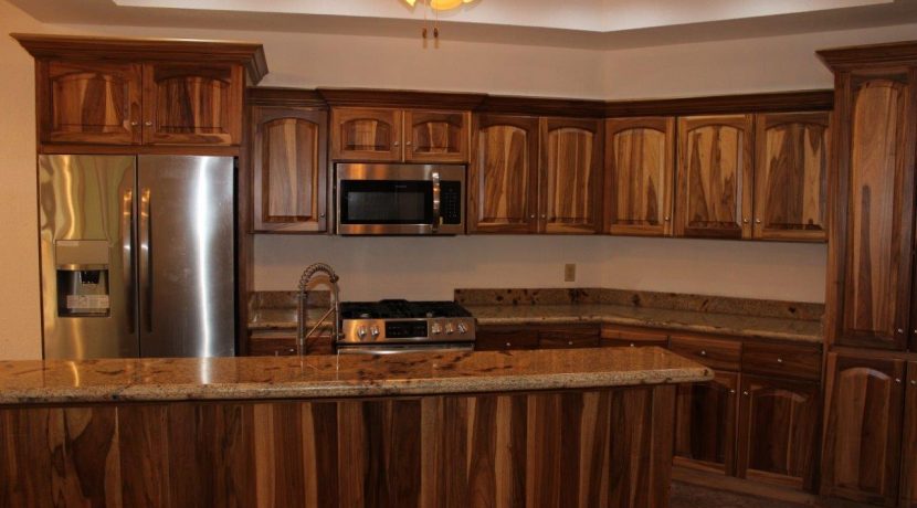 Kitchen Laurel wood cabinetry